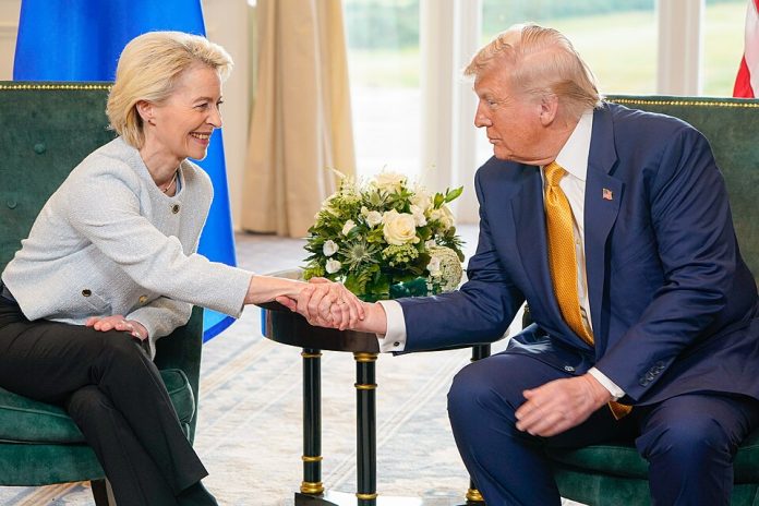 Donald Trump ve Ursula von der Leyen, daha yüksek gümrük vergilerini önleyen bir anlaşmaya vardıktan sonra Turnberry'de el sıkışıyor.