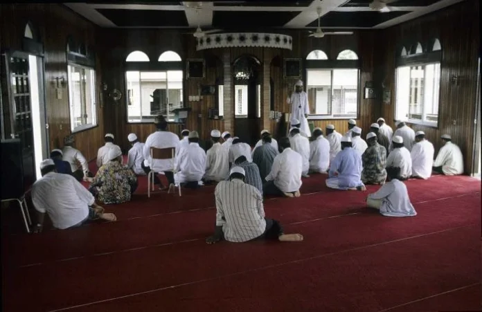 Surinam’da bir vakit namazı.